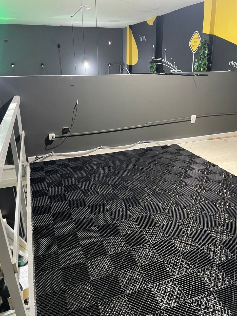 Piso modular preto instalado em showroom