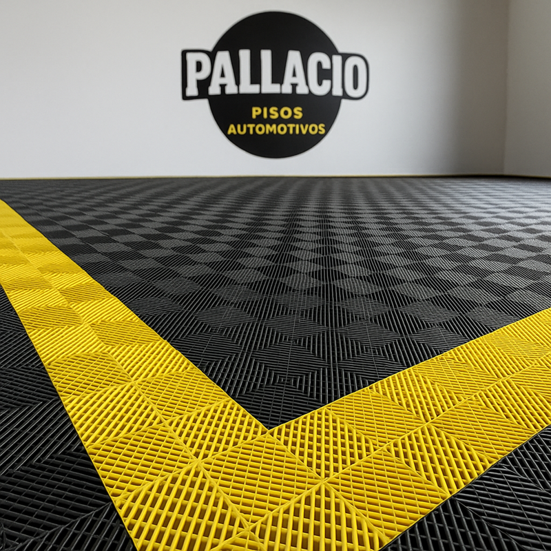 Piso modular preto com detalhe em amarelo e logo Pallacio