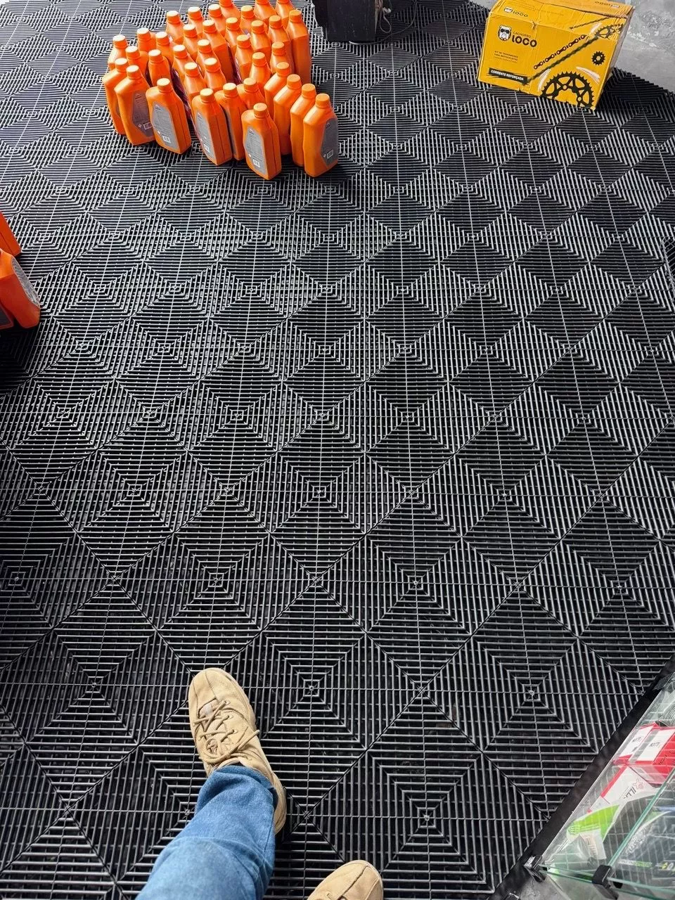 Oficina com piso modular preto