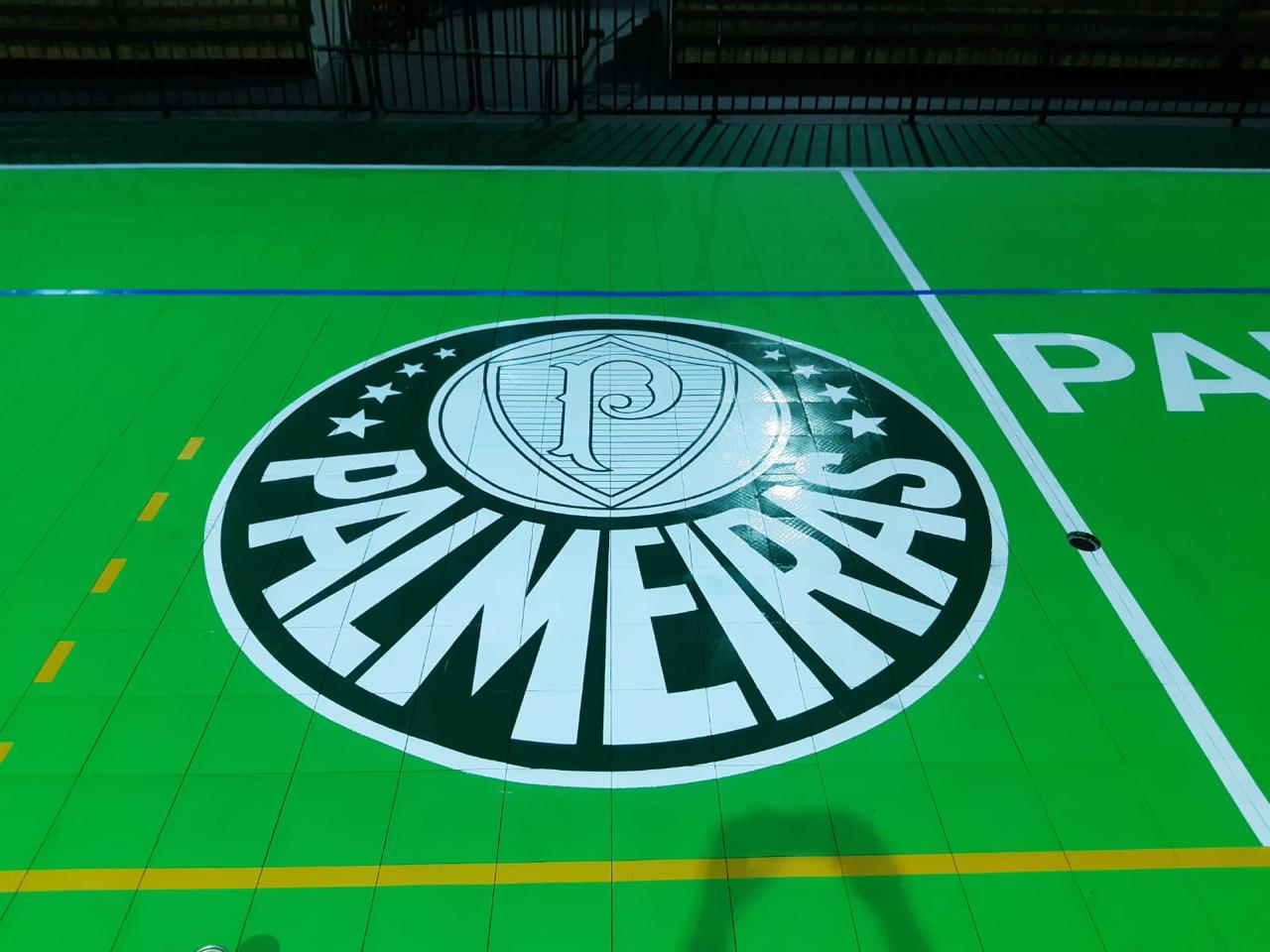 Logo do Palmeiras aplicado no piso modular de quadra verde