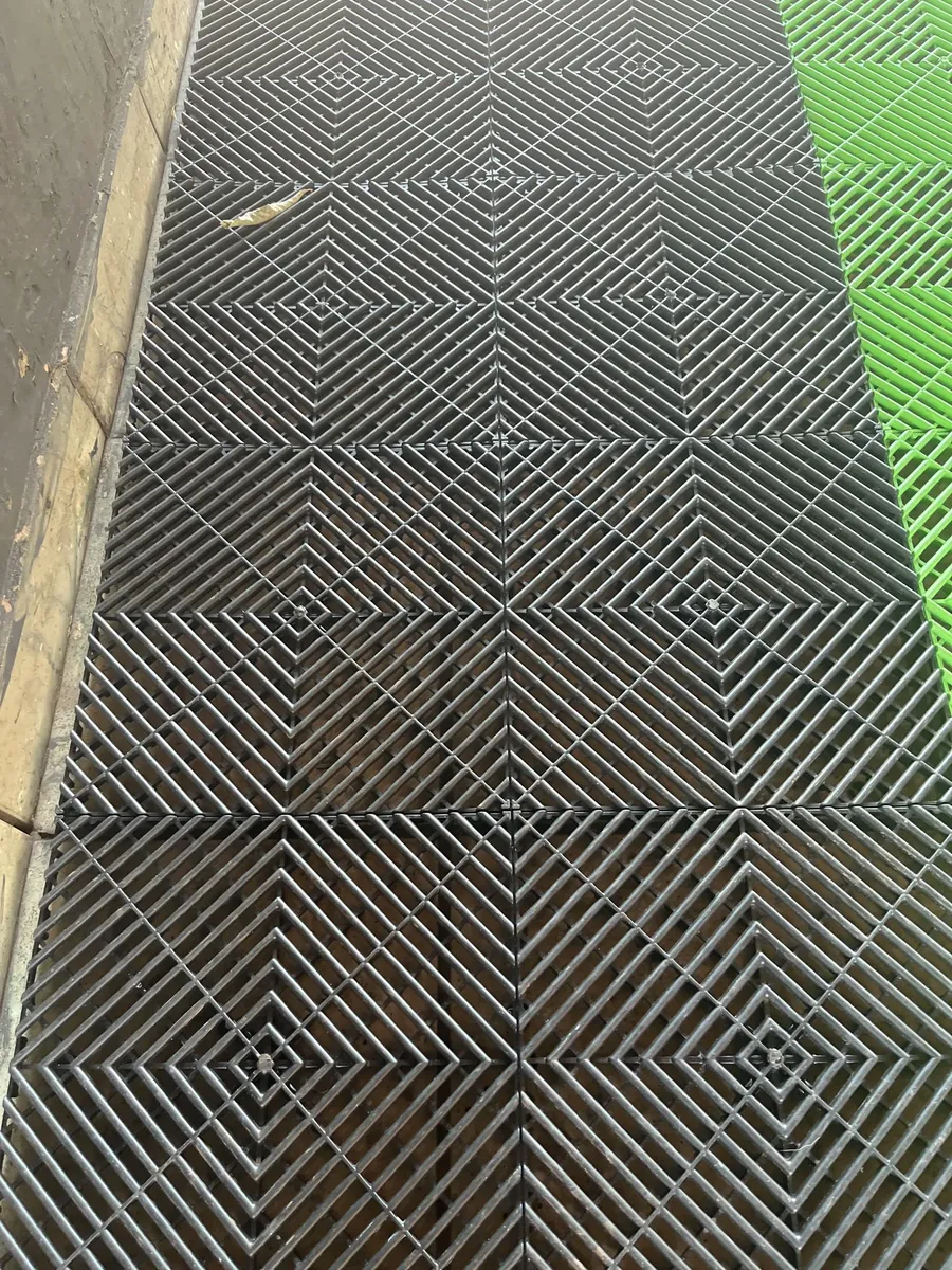 Piso modular preto com detalhe em verde