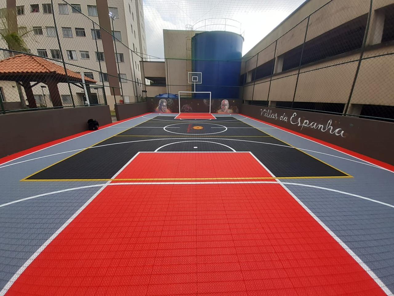 Vista ampla de quadra de condomínio com piso modular