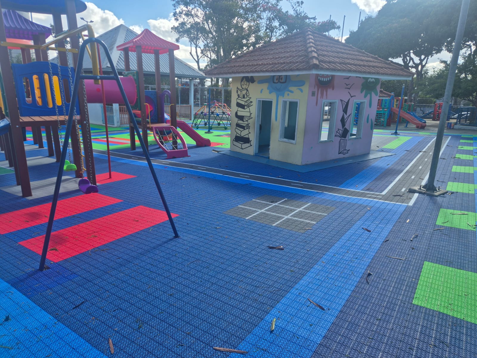 Playground escolar com piso modular azul, verde e vermelho