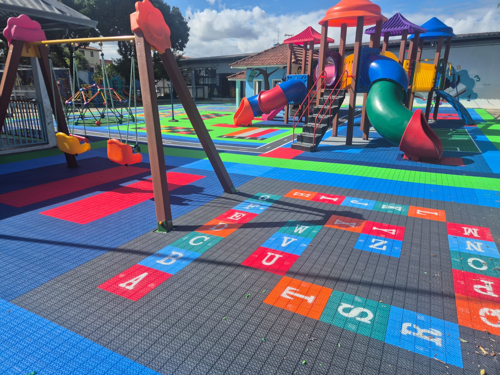 Playground com alfabeto pedagógico aplicado no piso modular